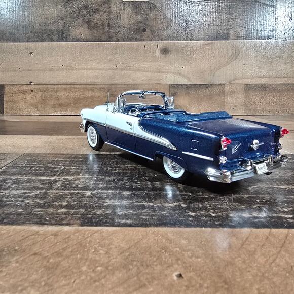 Welly 1955 Oldsmobile Super 88 Convertible Diecast - Picture 6 of 12